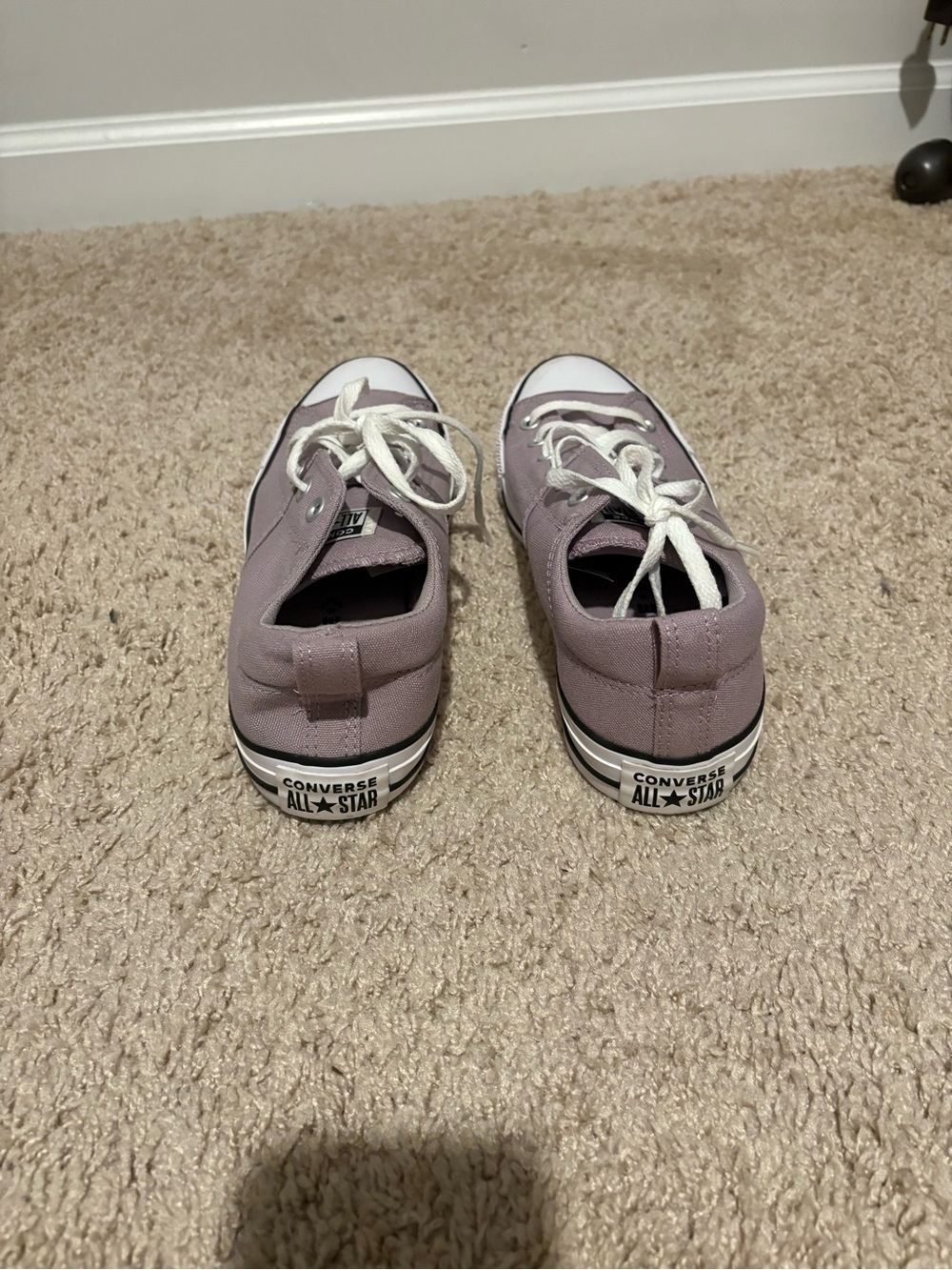 Women’s lavender low top converse shoes - Picture 2 of 3